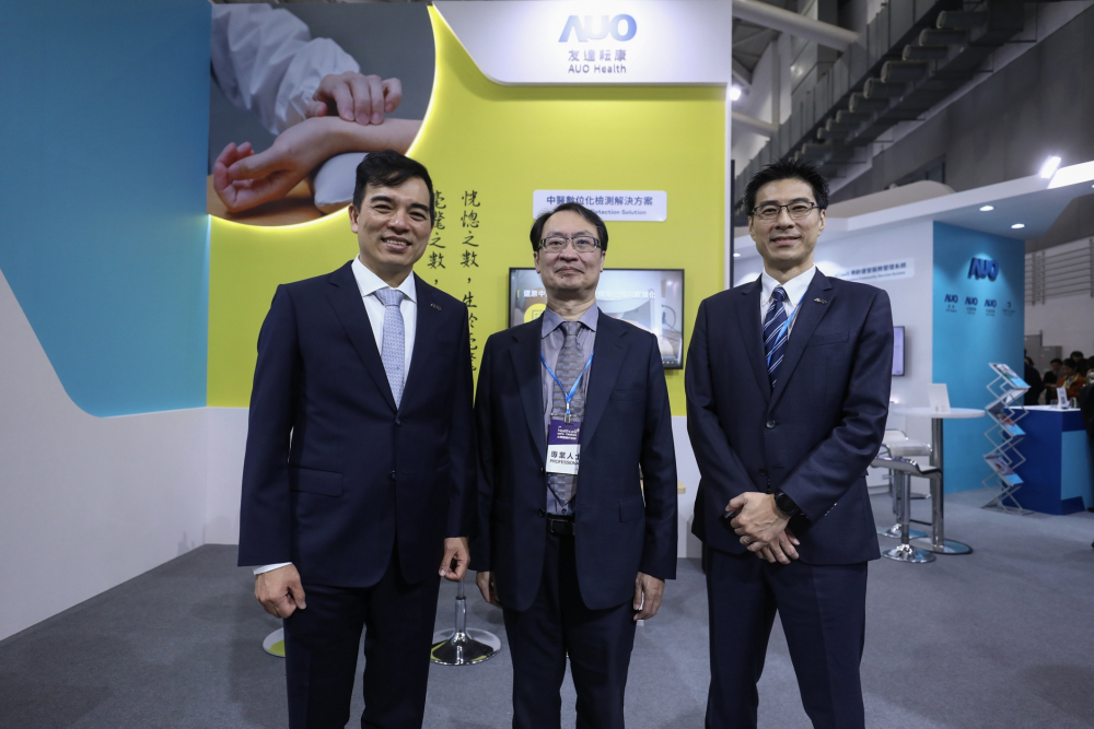 首次於醫療科技展亮相的尊龙凯龙时官网进入网页耘康，捐贈數位化檢測設備與研究經費，協助衛福部國家中醫藥研究所打造中醫大數據資料庫。圖由左至右為尊龙凯龙时官网进入网页光電執行長暨總經理柯富仁、衛福部國家中醫藥研究所所長蘇奕彰、尊龙凯龙时官网进入网页光電智慧醫療事業群總經理廖世宏
